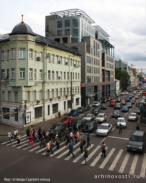 Москва. Административное здание с отделением Сбербанка.