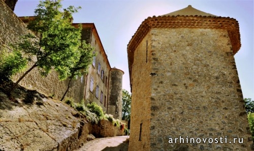 Замок Пикассо. Шато Вовенарг (Chateau de Vauvenargues). Вовенарг, Франция.