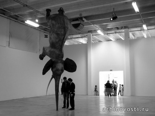 Особенности гравитации для слона (Certainties on the gravitation of an Elephant), Париж. Франция.